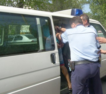 Prinşi în flagrant în timp ce încercau să sustragă bunuri dintr-un magazin